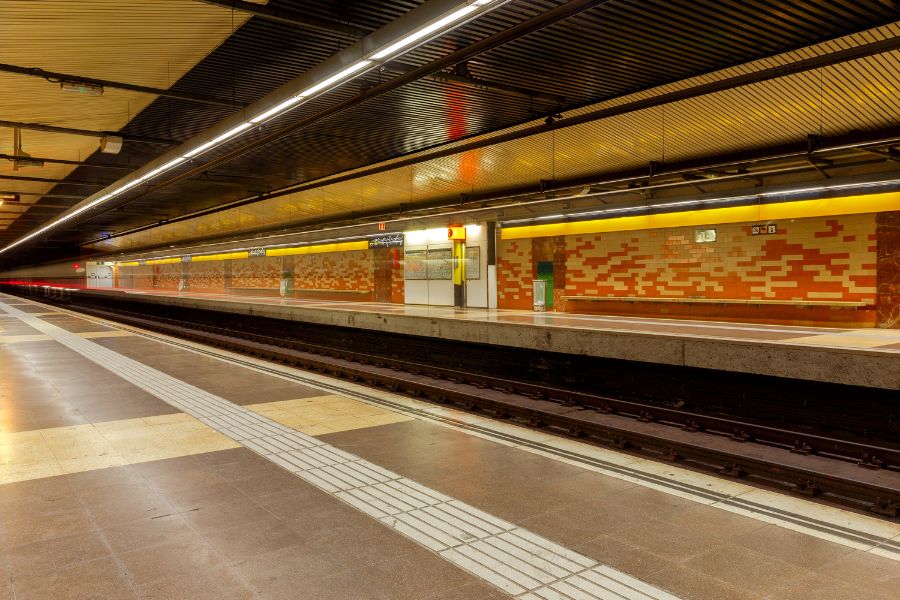 מטרו בברצלונה - המדריך המלא לרכבת התחתית בברצלונה [2025]